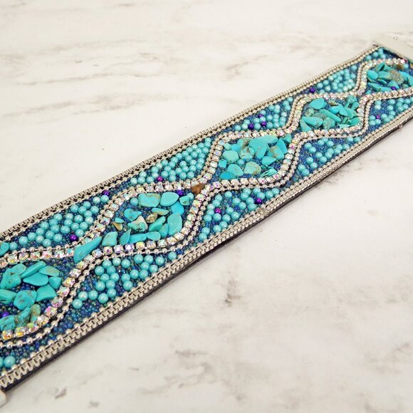 Turquoise stone wide bracelet with rhinestones, stone chips and chain edge - Picture 5 of 9